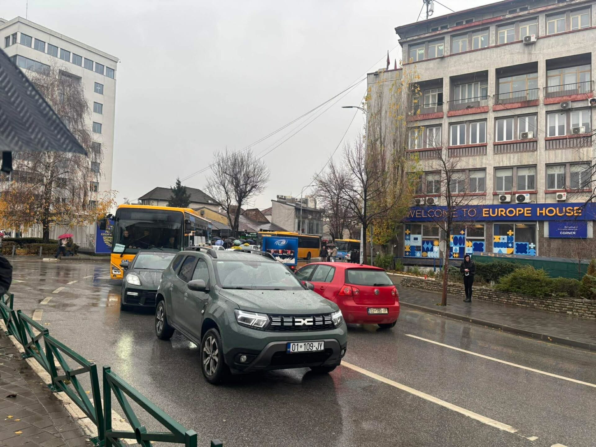 Protesta vazhdon në ditën e tretë, autobusët rreth Komunës