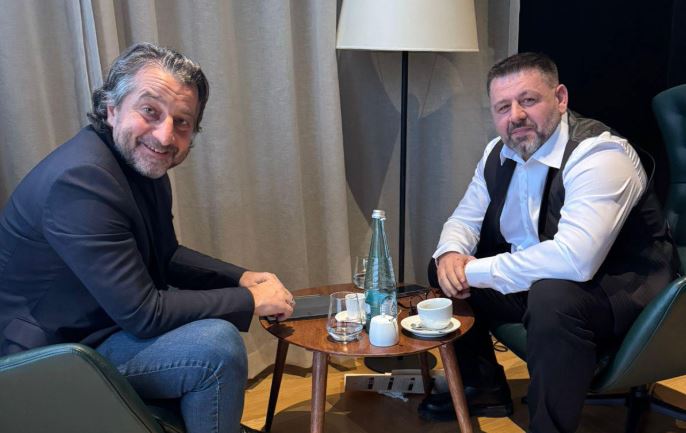 Bekë Berisha ndan foto gjatë takimit me Përparim Ramën