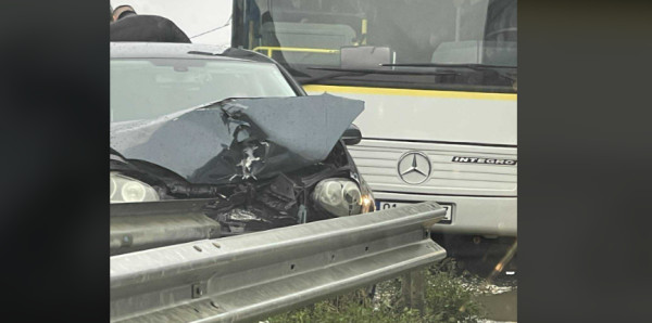 Përplasje autobusi dhe veture në rrugën Prishtinë-Podujevë