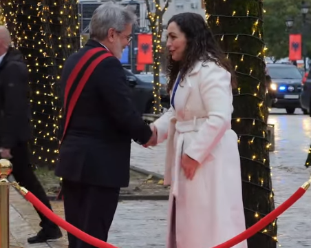 Presidentja Osmani viziton Shkodrën, kryebashkiaku ndan video me muzikë lokale