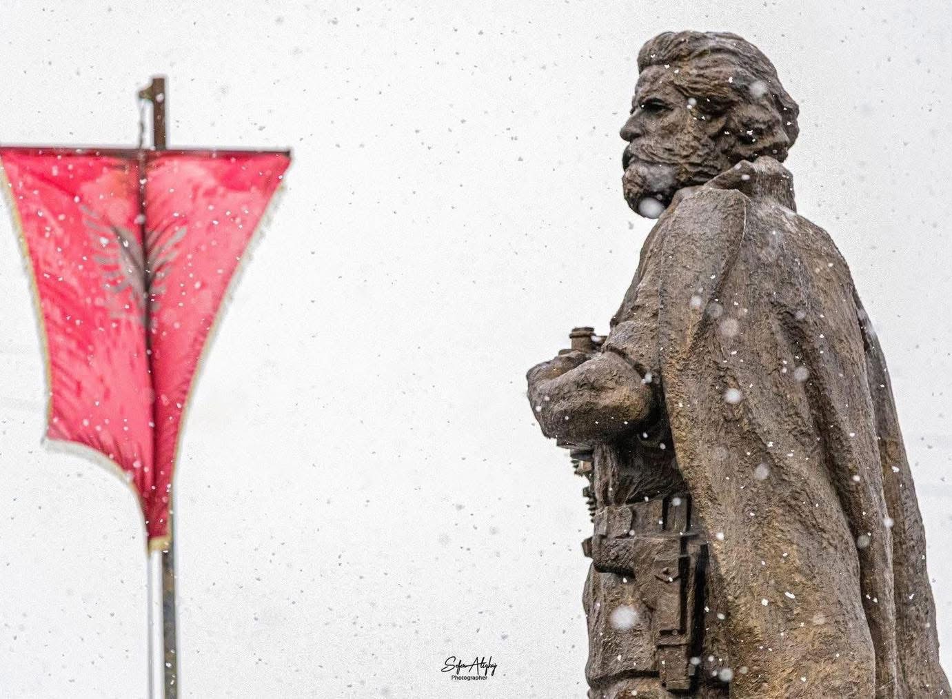 Presidentja Osmani nderon Adem Jasharin në përvjetorin e tij