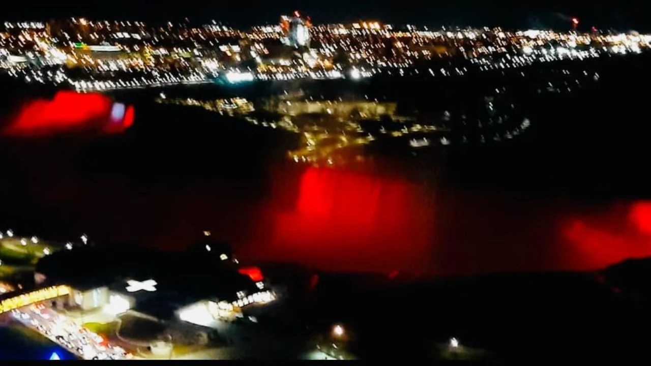 Kanadaja Ndriçon Ujëvarën e Niagarës me Ngjyrat Kuqezi