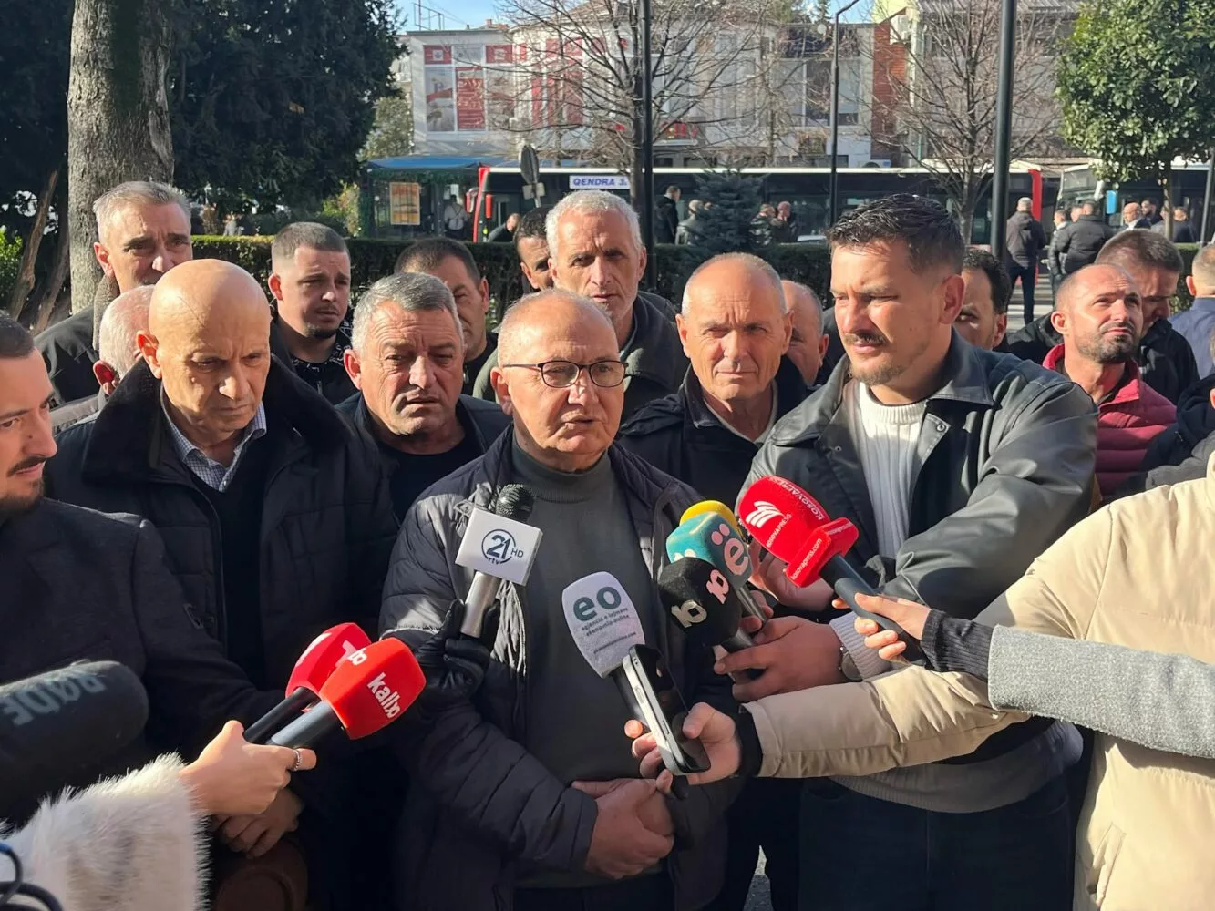 Protestuesit bllokojnë qarkullimin e autobusëve në Prishtinë