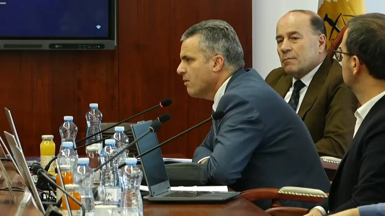 Kërkohet përjashtimi i Agron Qalajt nga mbledhja e KPK-së