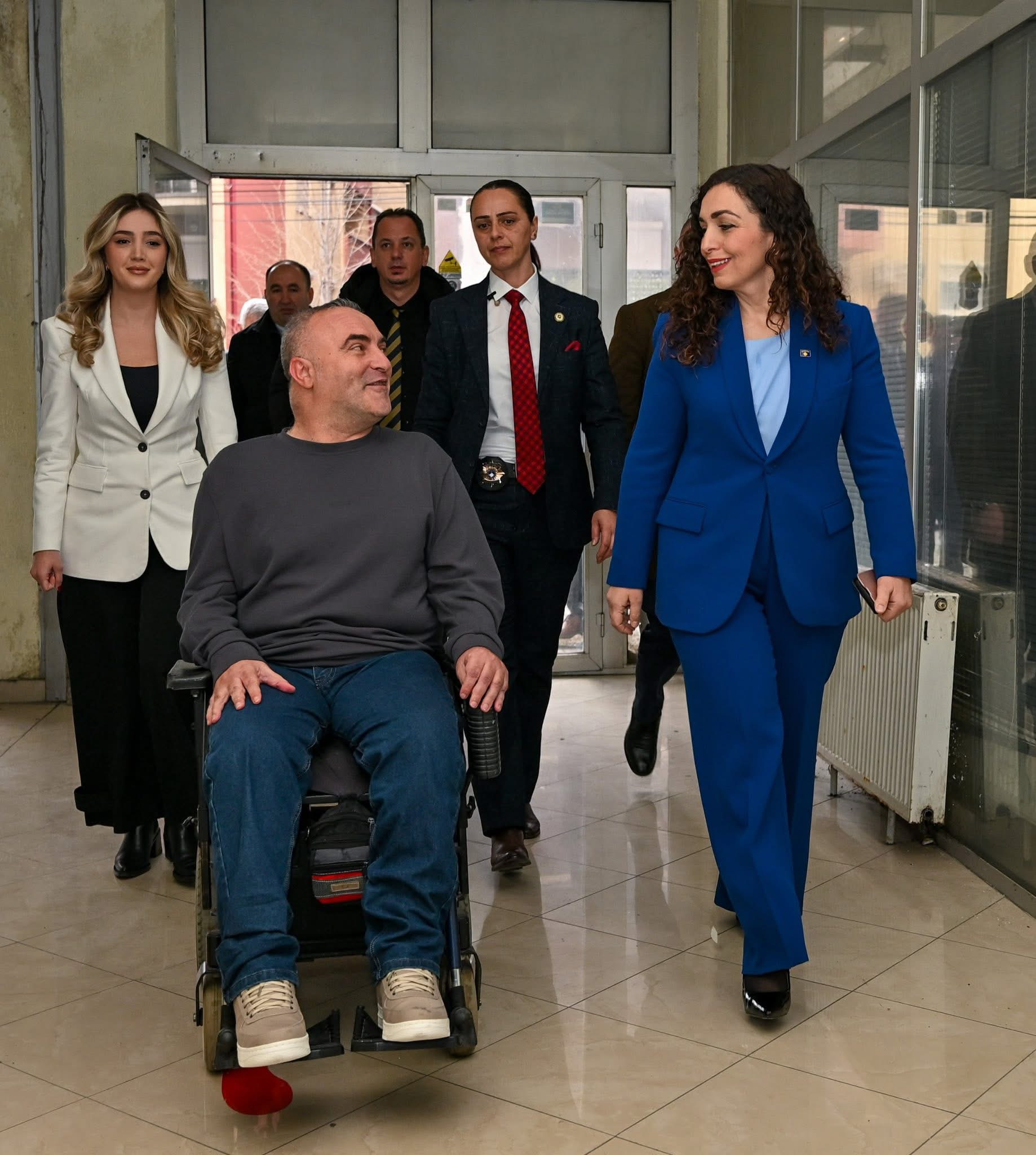 Presidentja Osmani viziton “Handikos” në Ferizaj për mbështetje sociale