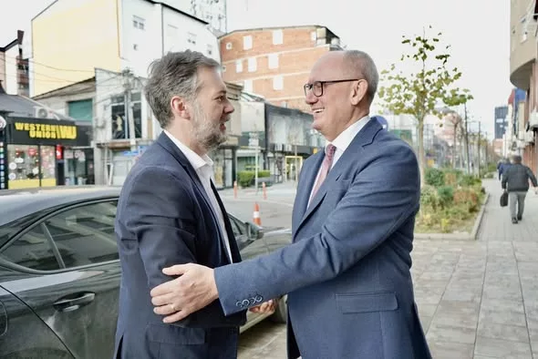 Aliu dhe Çeku diskutojnë projektet sportive e kulturore në Ferizaj