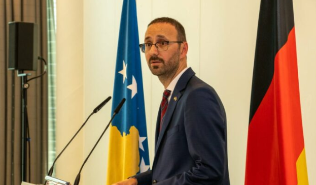 Ambasadori i Kosovës në Gjermani akuzohet për lajme të rreme