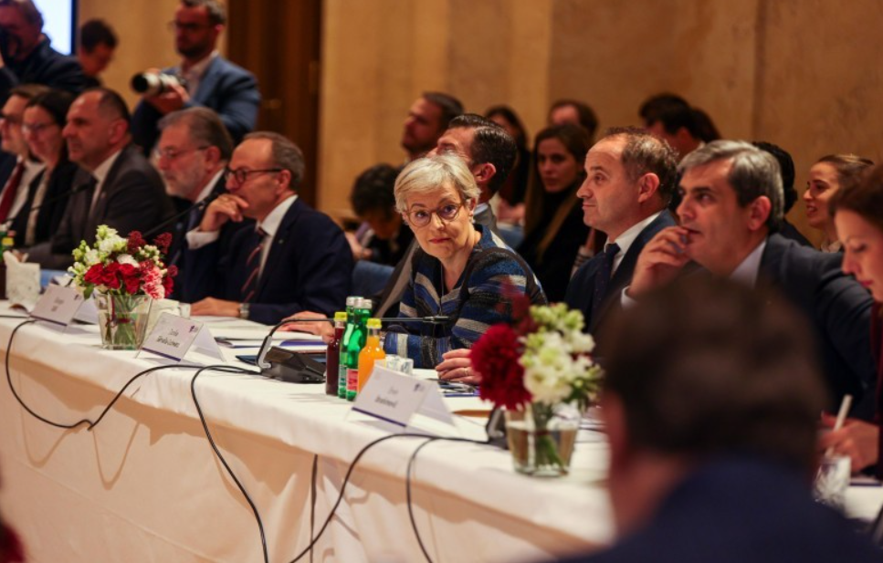 Ministrja Gërvalla në Vjenë kërkon heqjen e masave ndaj Kosovës