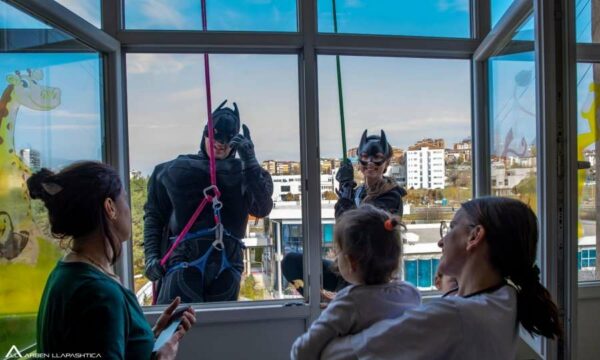 Superheronjtë sjellin dhurata dhe gëzim për fëmijët në QKUK
