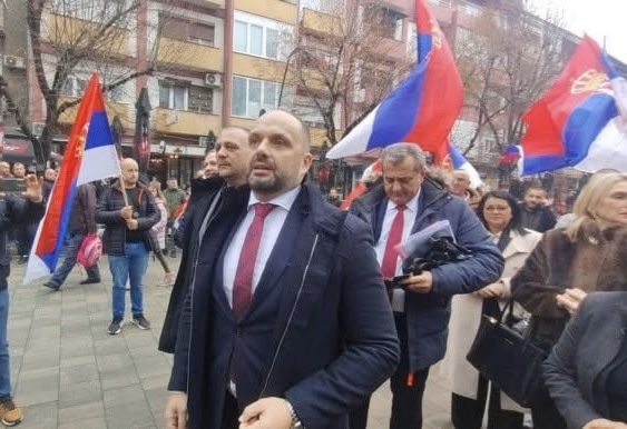 Kryetari Radojeviç pritet me flamuj serb në Mitrovicën e Veriut
