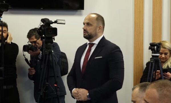 Radojevic pengohet nga dera e mbyllur e zyrës në Mitrovicë