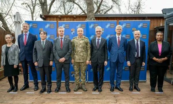 Komandanti i KFOR’it diskuton sigurinë me diplomatët në Kosovë