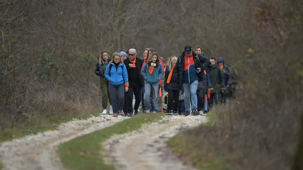 Survivorët rikthehen në Blinajë për ecjen simbolike në park