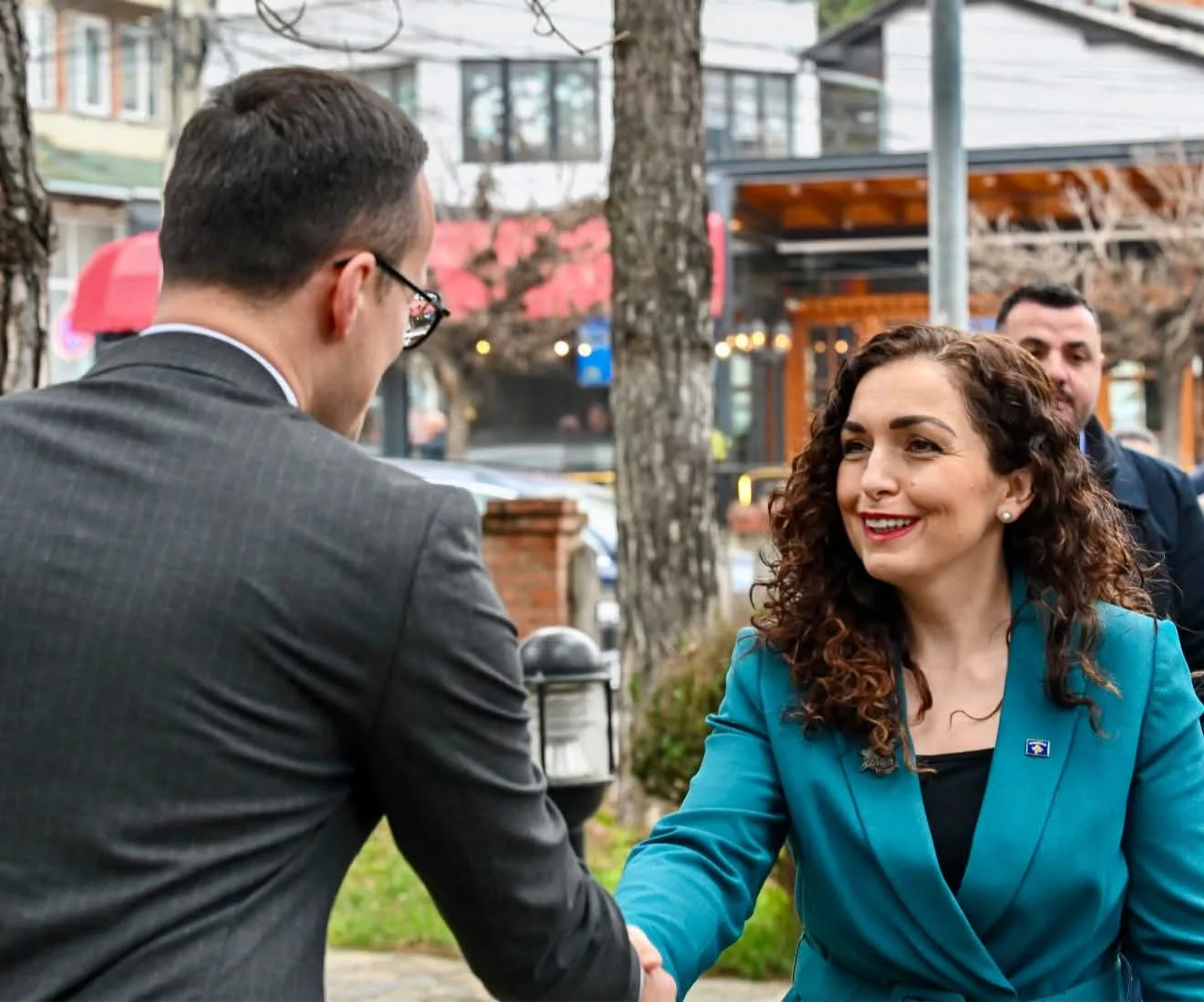 Presidentja Osmani uron Hysenin në vizitën e saj në Gjilan