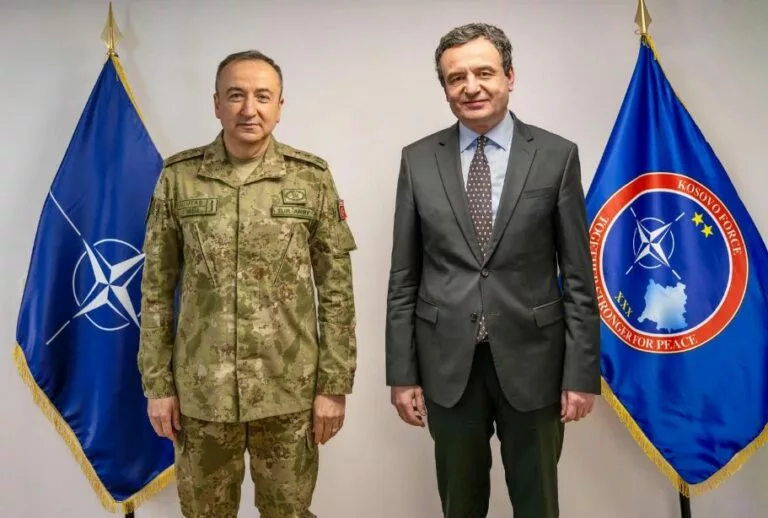 Kurti takohet me komandantin e KFOR-it për sigurinë rajonale