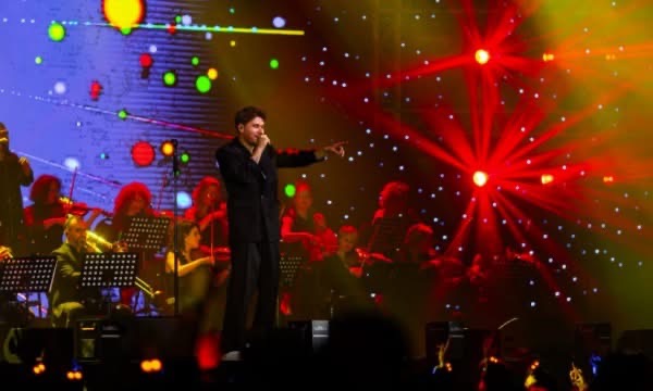 Alban Skenderaj performon për 20 mijë fansa në Prishtinë