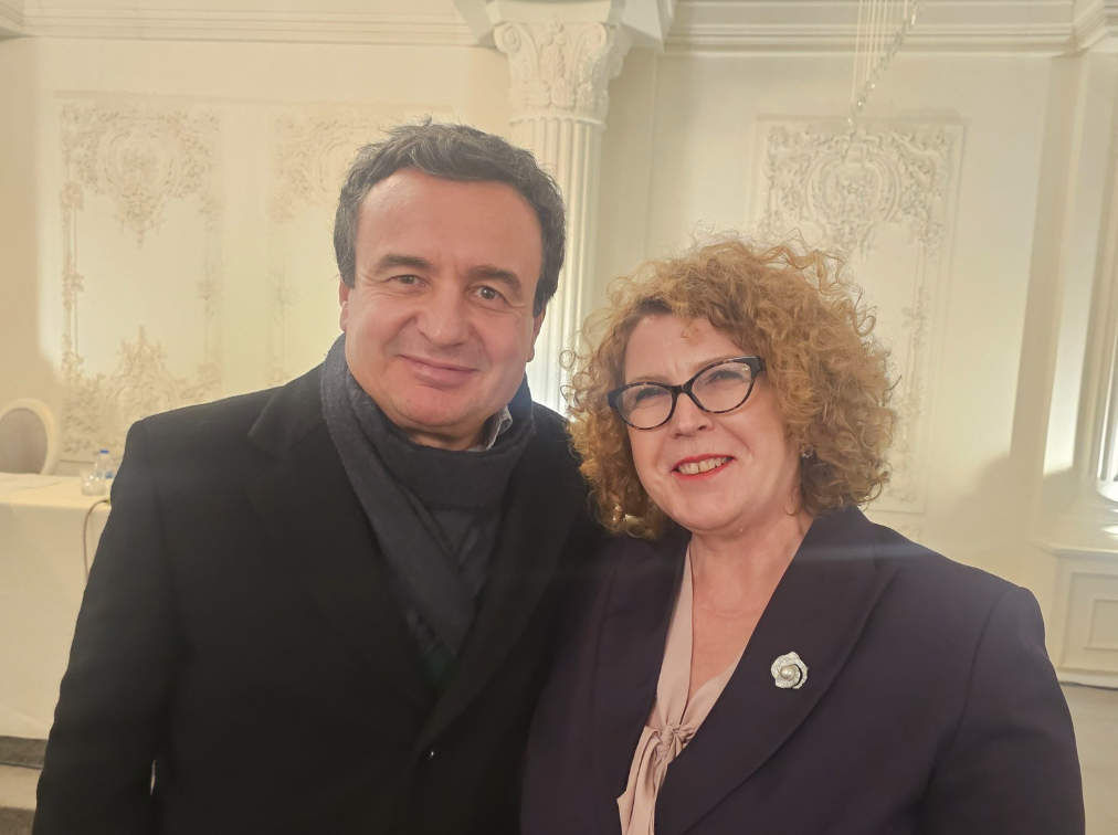 Ministrja Hajdari falënderon Kurtin para paraqitjes në gjyq