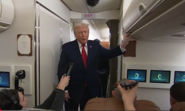 Trump Diskuton me Gazetarët në Aeroplanin Presidencial