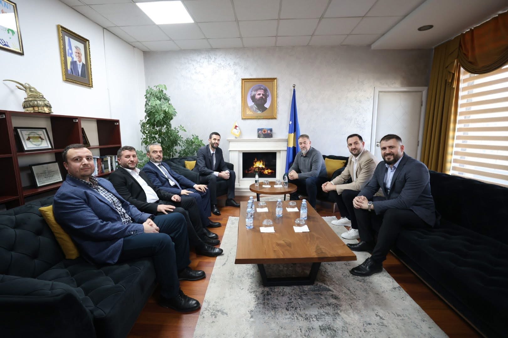 Lushtaku mirëpret kandidatët për deputetë të PDK-së në takim