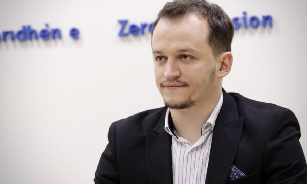 Cakolli diskuton moscertifikimin e motrës së Kadajt nga KQZ