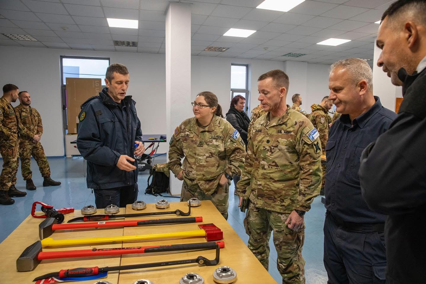 KFOR përmirëson pajisjet e zjarrfikësve në Prishtinë