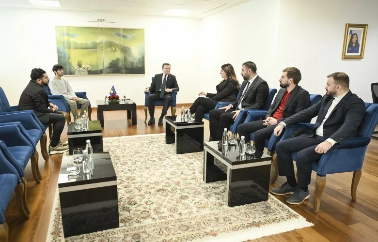 Kurti takohet me studentët që përfituan bursa studimi