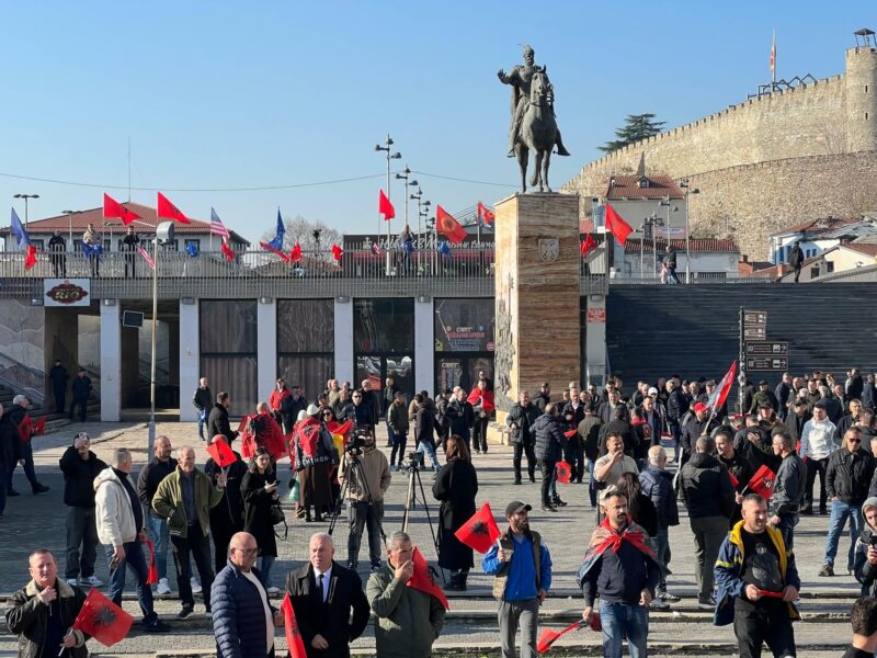Protestuesit grumbullohen në sheshin “Skënderbeu” në Shkup
