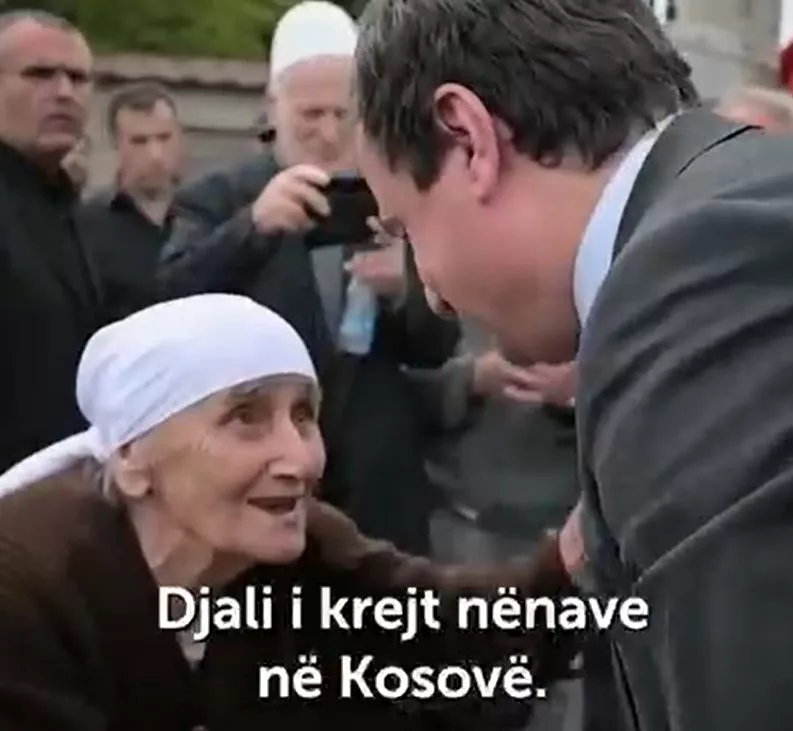 Manxhuka ndan momentin e të moshuarës që nderon Kurtin