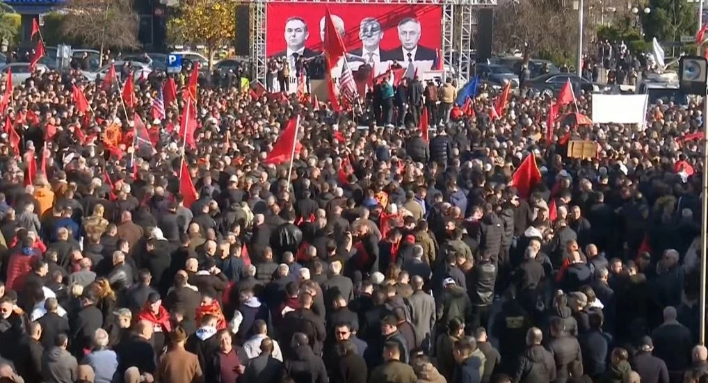 Protestë masive në sheshin “Skënderbeu” në Shkup