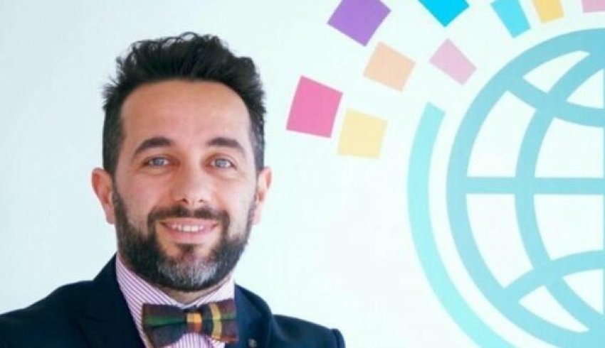 Muharremi: Lavdërimi muzikor i liderëve i shkëputur nga realiteti