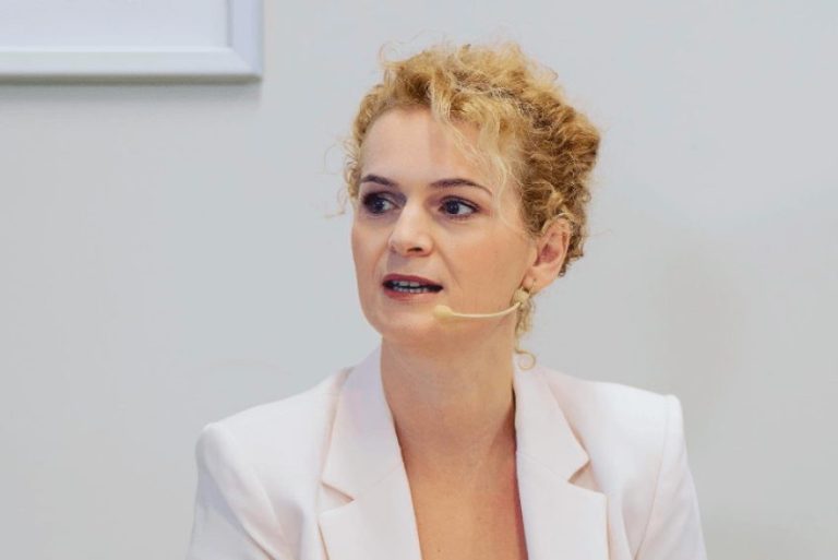 Kusari kritikon Vetëvendosjen për gjuhë të dëmshme ndaj saj