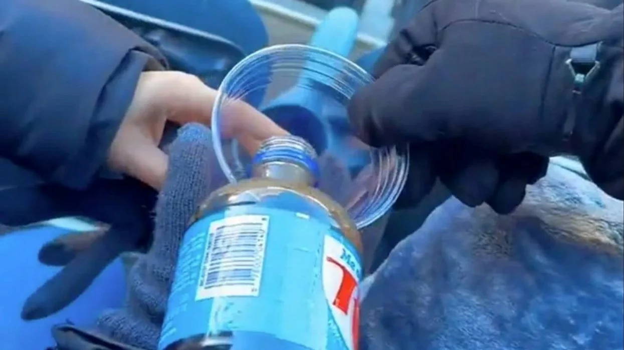 Tifozi hap lëng në ndeshjen me -20°C, videoja bëhet virale