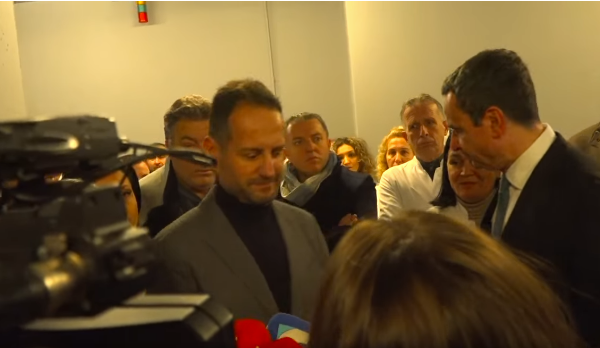 Kryeministri Kurti viziton Onkologjinë e QKUK në ditën e parë të fushatës