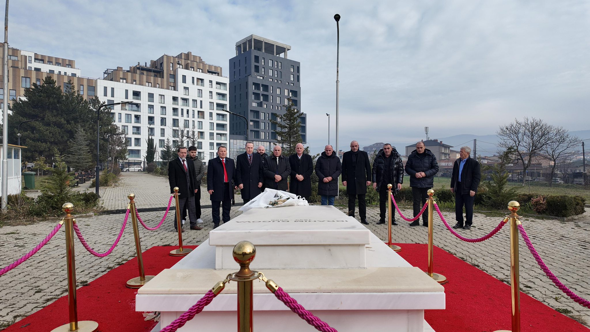 Anëtarët e LDK-së vizitojnë varrin e Ibrahim Rugovës