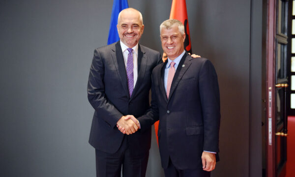 Rama viziton Thaçin në Hagë, shpreh kritika për drejtësinë ndërkombëtare