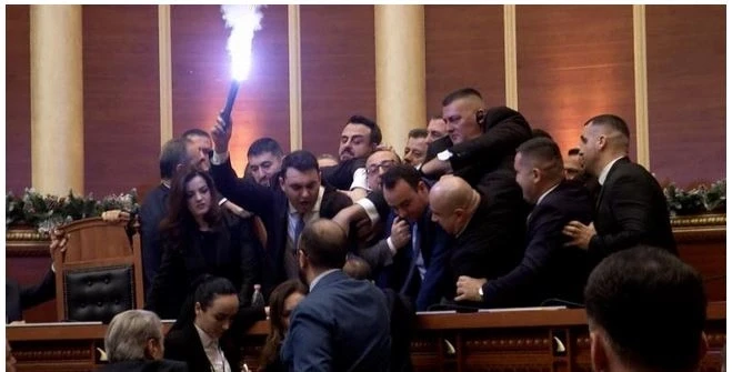 Tension dhe përleshje në seancën e Kuvendit të Shqipërisë