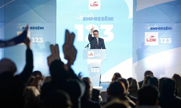 Abdixhiku diskuton zhvillimet në rrugët kyçe të Kosovës