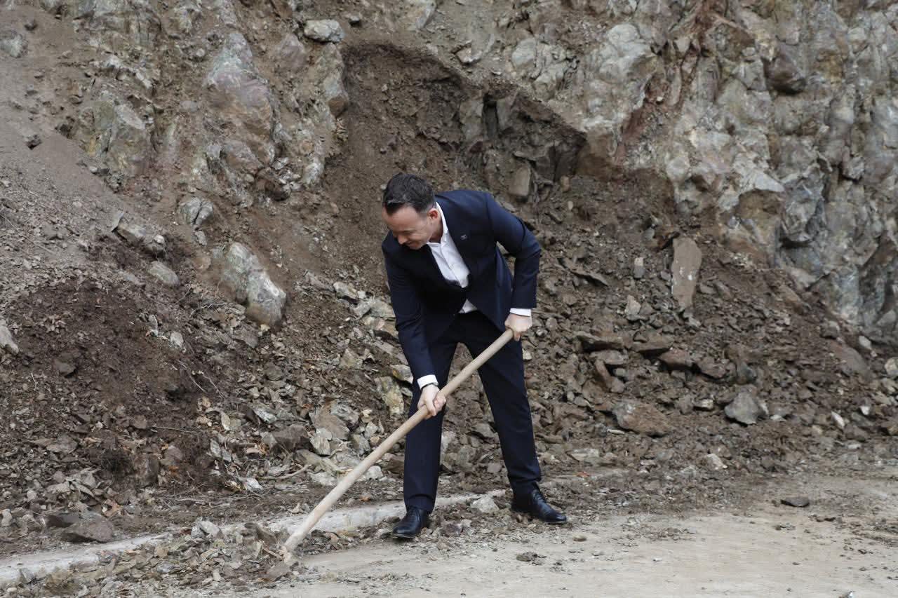 Ministri Peci ndihmon në hapjen e rrugës në Selac pas shembjes