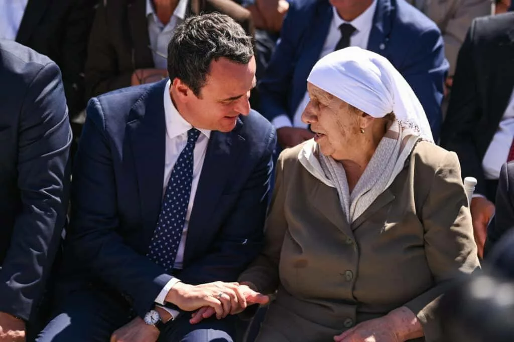 Motra e Afrim Zhitisë shpreh mbështetje për Albin Kurtin