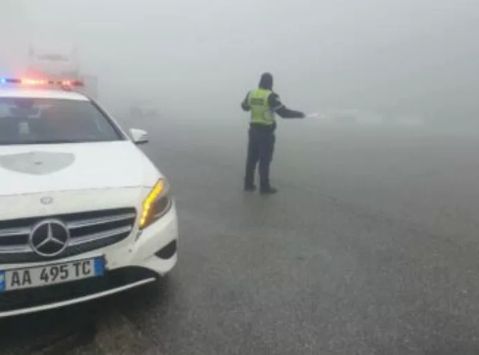 Policia shqiptare këshillon drejtuesit për kujdes në mjegull