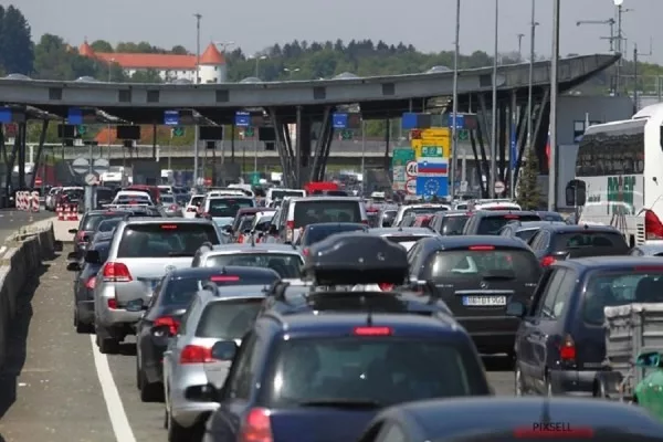 Bashkatdhetarët mbërrijnë, pritje deri në një orë te Dheu i Bardhë