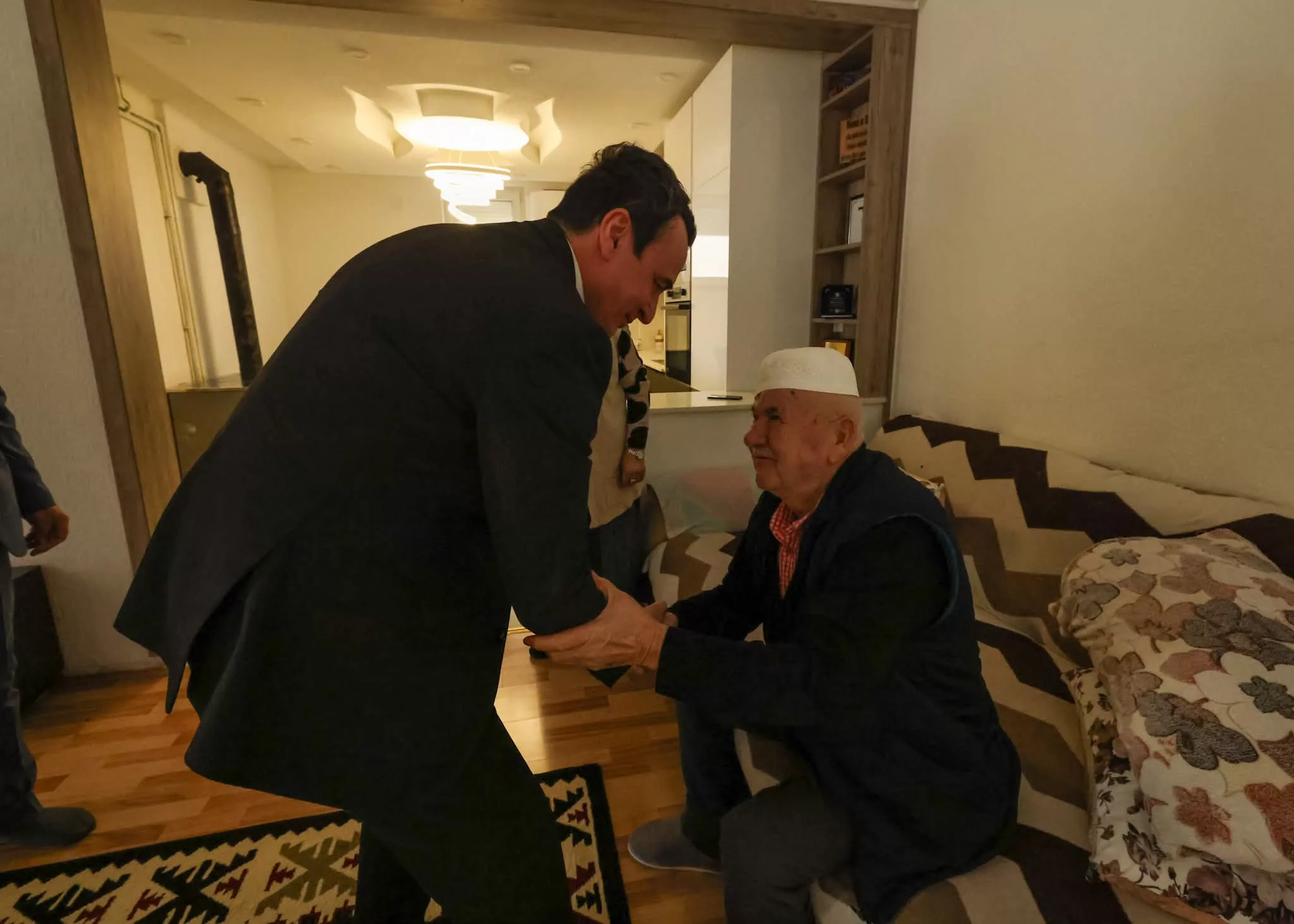 Kryeministri Kurti viziton familjen Krasniqi në Krivenik