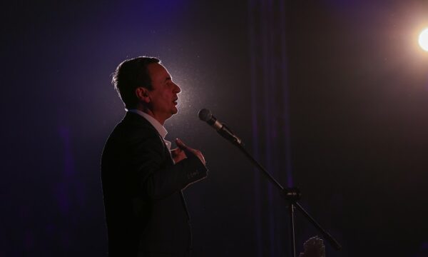 VV ndryshon qasje në prag të zgjedhjeve, thonë analistët