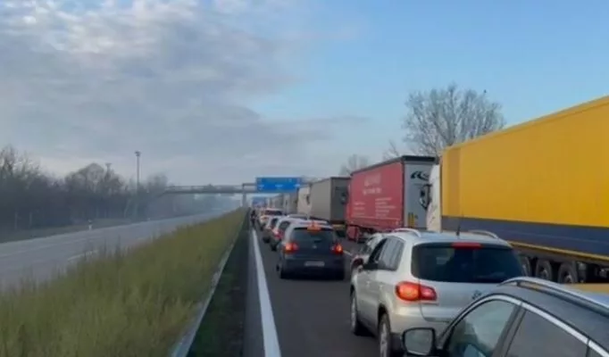 Radhë të gjata: Shqiptarët presin deri në 14 orë në kufi