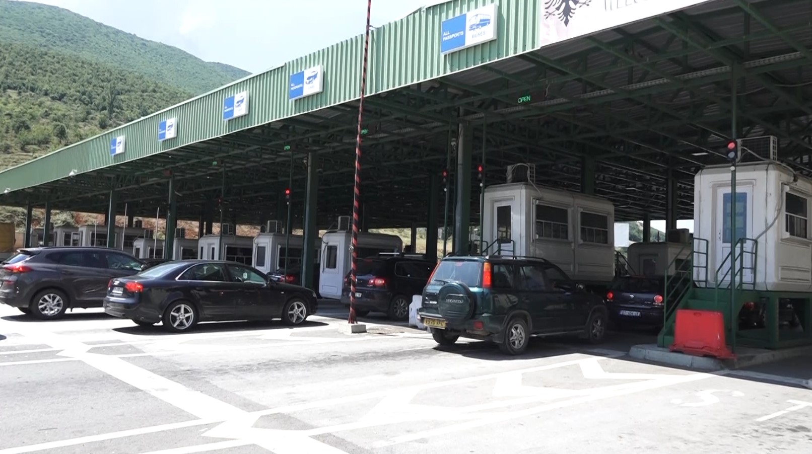 Rritet numri i automjeteve në kufirin Shqipëri-Kosovë