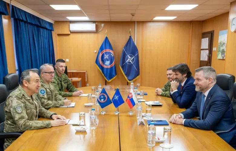 Komandanti i KFOR-it takohet me presidentin sllovak për sigurinë