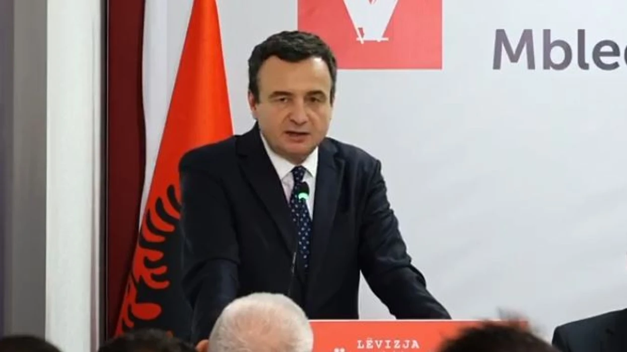 Kryeministri Kurti nderon sakrificën e dëshmorëve në Skenderaj