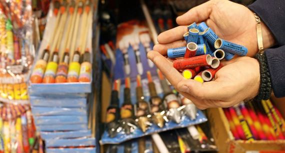 Mjete piroteknike vidhen në Mitrovicë, dëmi arrin 1500 euro