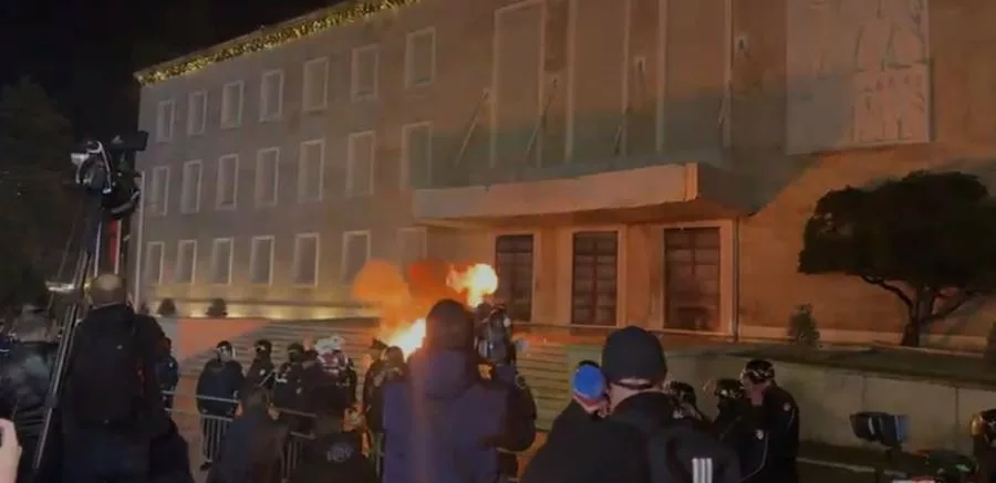 Tensione në Tiranë, molotov drejt ndërtesës së kryeministrisë