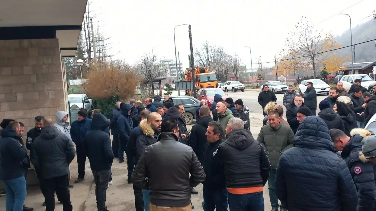 Punëtorët e KRU Hidrodrinit vazhdojnë grevën për kërkesat e tyre